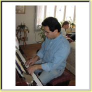 Mehrdad Mizani am Klavier